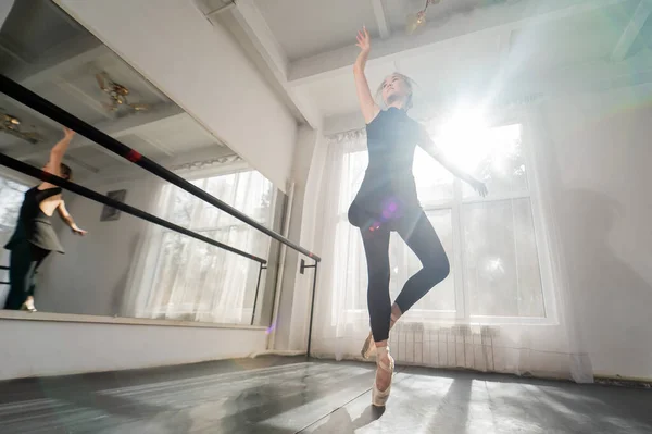 Uma Bela Mulher Asiática Está Dançando Barre Dançarina Ballet — Fotografia de Stock