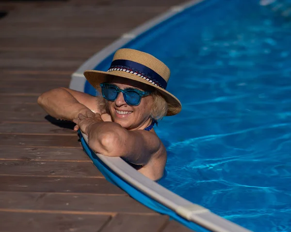 Portrait Elderly Woman Hat Blue Sunglasses Swims Pool Vacation Retirement — Stock Photo, Image