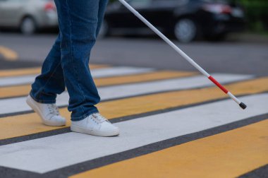 Yaya geçidinden sopayla geçen kör bir kadının bacaklarına yakın çekim.