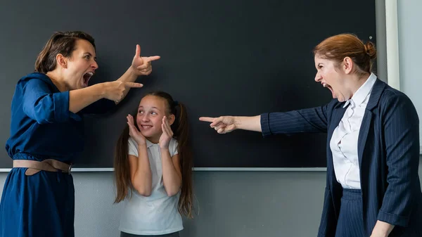Nauczycielka Krzyczy Uczennicę Jej Matka Stoi Przy Tablicy — Zdjęcie stockowe