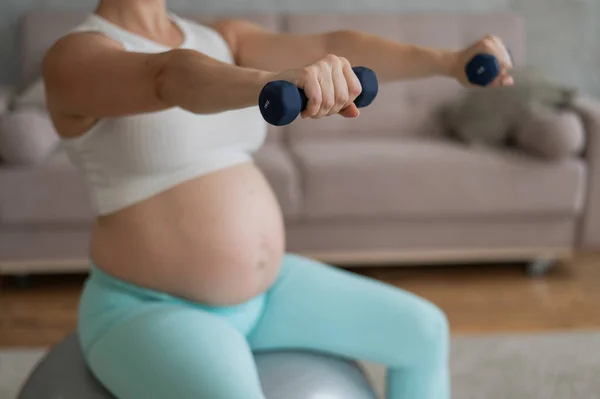 Zwangere Vrouw Doet Oefeningen Met Halters Terwijl Thuis Een Fitnessbal — Stockfoto