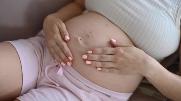 Biała Kobieta Ciąży Leży Kanapie Uderza Komunikuje Się Brzuchem — Wideo stockowe