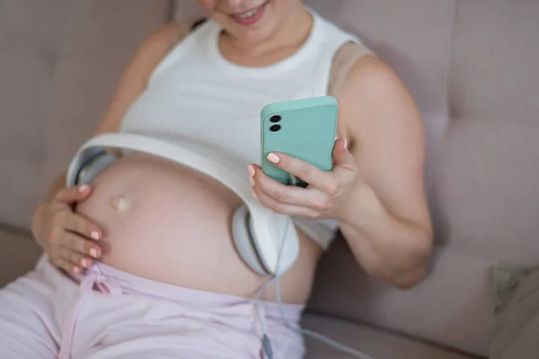Een Zwangere Vrouw Zet Muziek Aan Voor Haar Kind Een — Stockfoto