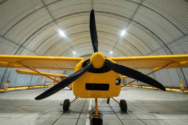 Sarı Uçak Hangarda — Stok fotoğraf