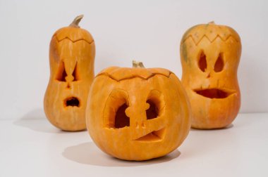 Beyaz arka planda üç tane Jack-o-Lantern. Cadılar Bayramı dekorasyonu
