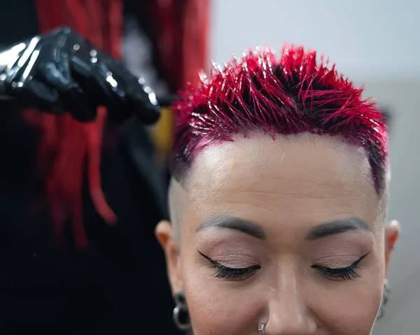 Kuaför Asyalı Bir Kadının Saçını Pembeye Boyuyor Kısa Aşırı Saç — Stok fotoğraf