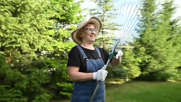 一个戴着帽子和工作服的老年妇女的画像是拿着一个园艺工具 视频360度 — 图库视频影像