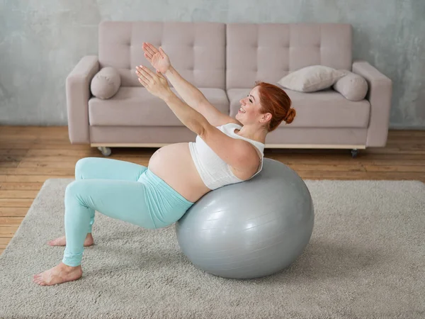 Zwangere Roodharige Vrouw Doet Oefeningen Fitness Bal Thuis — Stockfoto