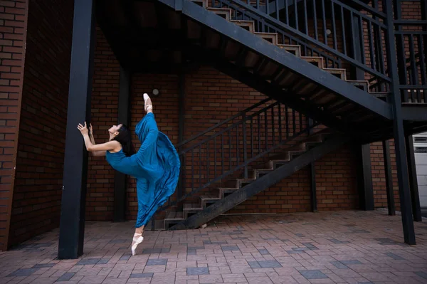 Beautiful Asian Ballerina Dancing Outdoors Urban Landscape — Stock Photo, Image