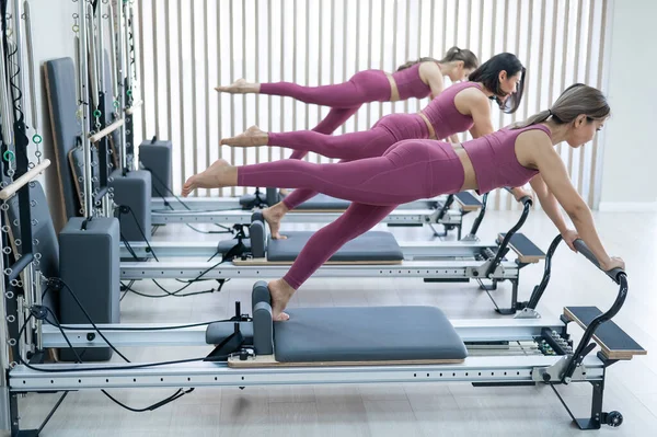 Asyalı Kadın Islah Makinesinde Bacakları Havada Kalas Kullanıyor — Stok fotoğraf