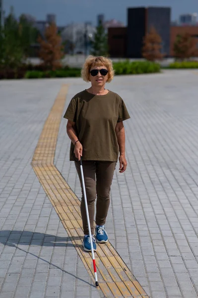 Una Anciana Ciega Camina Con Bastón Largo Una Baldosa Táctil —  Fotos de Stock