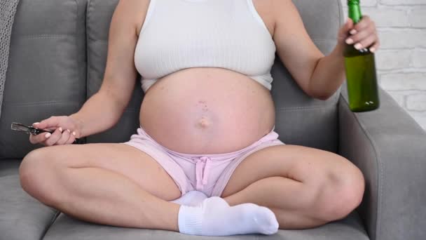 Mujer Embarazada Sin Rostro Sentada Sofá Abriendo Una Botella Cerveza — Vídeos de Stock
