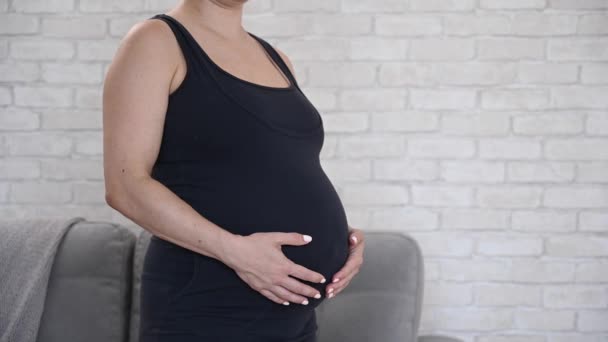 Беременная Женщина Отказывается Бутылки Пива — стоковое видео