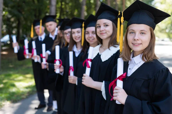 Fila Jovens Vestidos Graduação Livre Estudante Idade — Fotografia de Stock