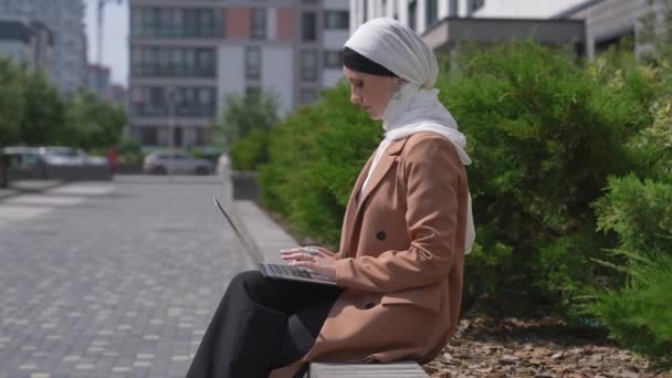 Porträt Einer Jungen Frau Hijab Mit Laptop Freien — Stockvideo