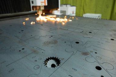 CNC makinesi. Metal lazer kesimi. Kıvılcım