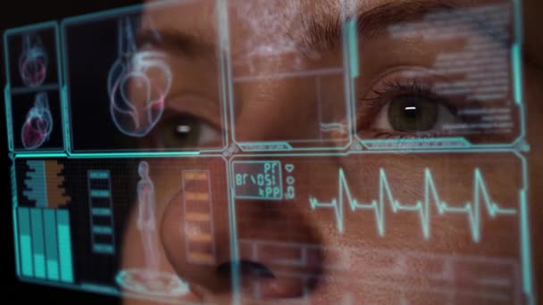 一个女人在虚拟菜单上查看医疗屏幕上的数据 生命保障监测器的报告 — 图库视频影像