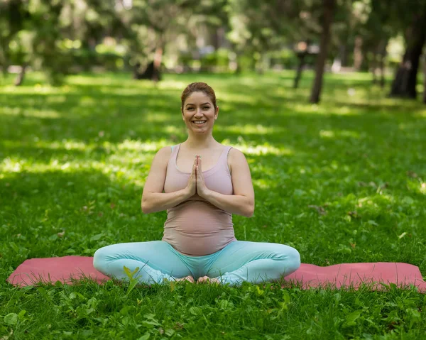 Födelsedagsyoga Kaukasisk Gravid Kvinna Som Gör Fjäril Pose Parken — Stockfoto