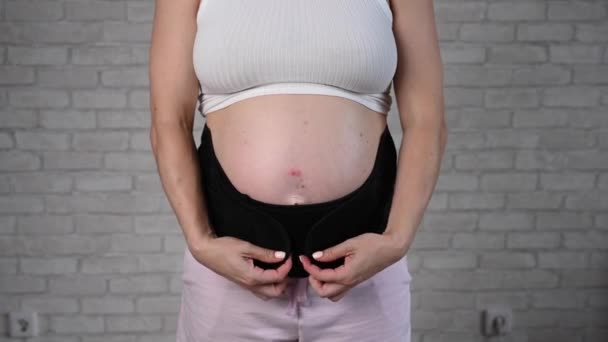 Hamile Bir Kadın Iki Parçalı Siyah Bandajı Çıkarır Kesik Göbek — Stok video
