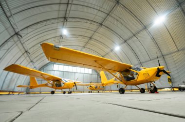 Sarı uçak, hangarda.