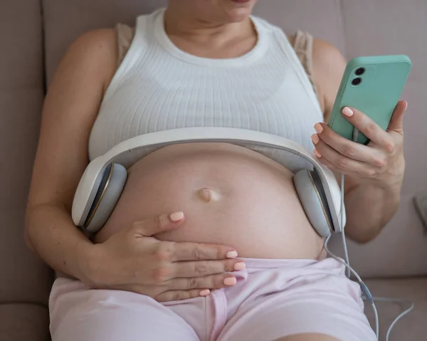 Een Zwangere Vrouw Zet Muziek Aan Voor Haar Kind Een — Stockfoto