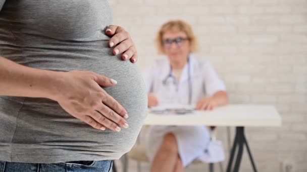 Doktor Porodník Gynekolog Svého Stolu Pozadí Detailní Záběr Těhotných Žen — Stock video