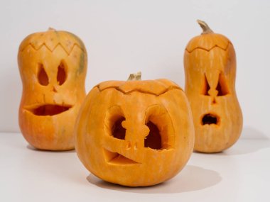 Beyaz arka planda üç tane Jack-o-Lantern. Cadılar Bayramı dekorasyonu