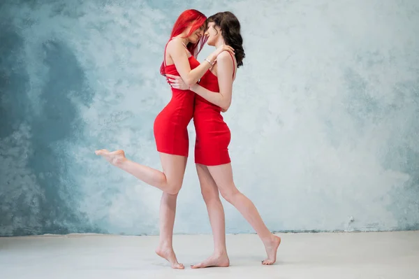 Повний Портрет Двох Ніжних Обіймаючись Жінок Одягнених Однакові Червоні Сукні — стокове фото
