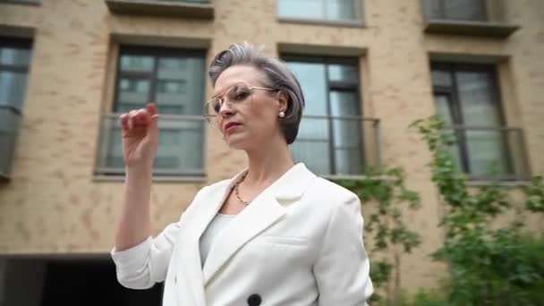 Piękna Biała Starsza Siwowłosa Bizneswoman Zdejmuje Okulary Wideo 360 Stopni — Wideo stockowe