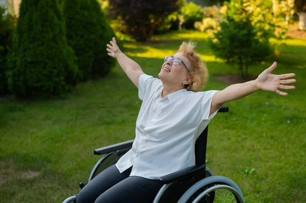 Feliz Anciana Extendió Sus Brazos Los Lados Mientras Estaba Sentada — Foto de Stock