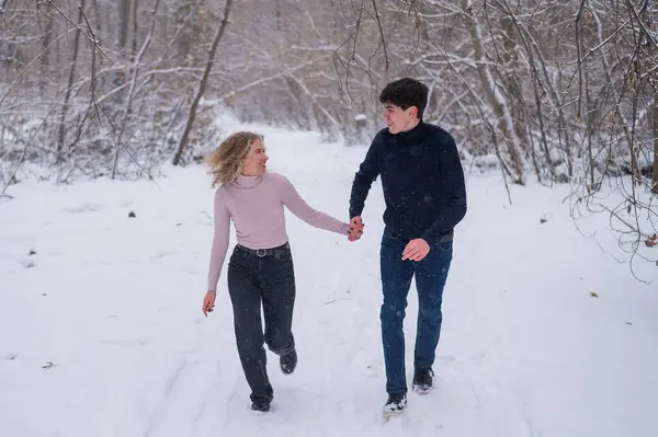 Ein Junges Paar Spaziert Winter Ohne Jacke Durch Den Park — Stockfoto