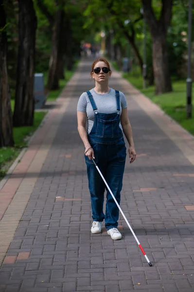 带着手杖在公园里散步的失明孕妇 — 图库照片