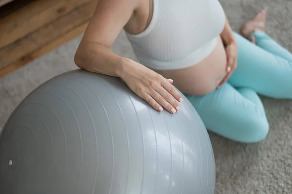 Zwangere Vrouw Rusten Het Sporten Zitten Vloer Buurt Van Fitness — Stockfoto