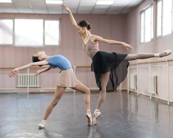 Två Asiatiska Ballerinor Dansar Klassen — Stockfoto