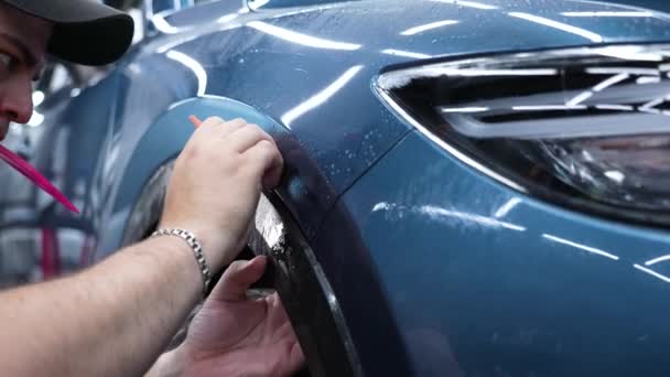 汽车维修的主人在汽车上涂了一层防弹片 — 图库视频影像