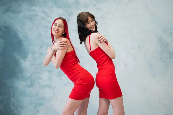 Πορτρέτο Δύο Γυναικών Ντυμένων Πανομοιότυπα Κόκκινα Φορέματα Και Στέκονται Πλάτη — Φωτογραφία Αρχείου
