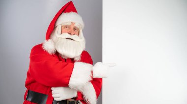 Noel Baba boş bir yeri işaret ediyor. Noel reklamı