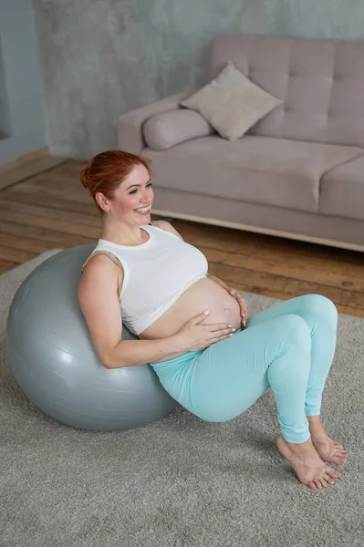 Lycklig Gravid Kvinna Ligger Med Ryggen Boll Och Håller Händerna — Stockfoto