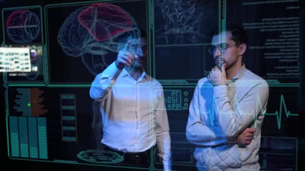 Deux Hommes Barbus Caucasiens Discutent Écran Médical Menu Virtuel Recherche — Video