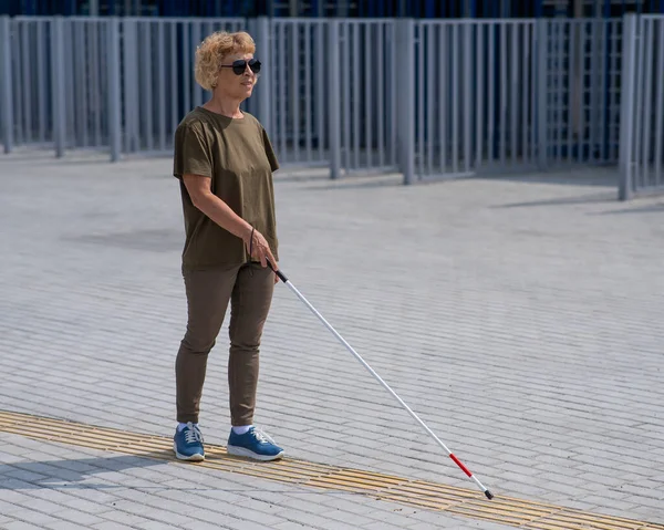 Starší Slepá Žena Kráčí Holí Podél Hmatové Dlaždice — Stock fotografie
