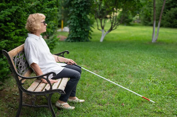 Een Oudere Blinde Vrouw Zit Een Bankje Het Park — Stockfoto