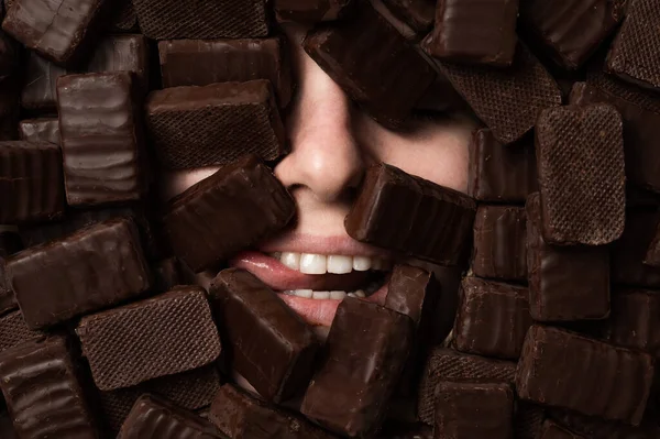 Лицо Белой Женщины Окруженной Шоколадом Девушка Демонстрирующая Язык — стоковое фото