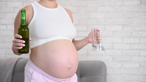 Kobieta Ciąży Bez Twarzy Wlewająca Piwo Szklanki — Wideo stockowe
