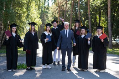Bir üniversite profesörü ve yedi cüppeli mezun dışarı atlıyorlar.