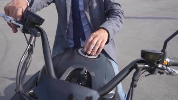 Homem Abriu Tomada Carregamento Uma Motocicleta Elétrica — Vídeo de Stock