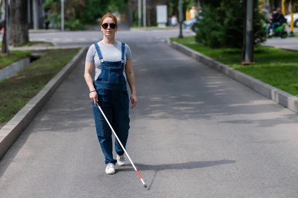 失明的孕妇拿着手杖沿街走着 — 图库照片