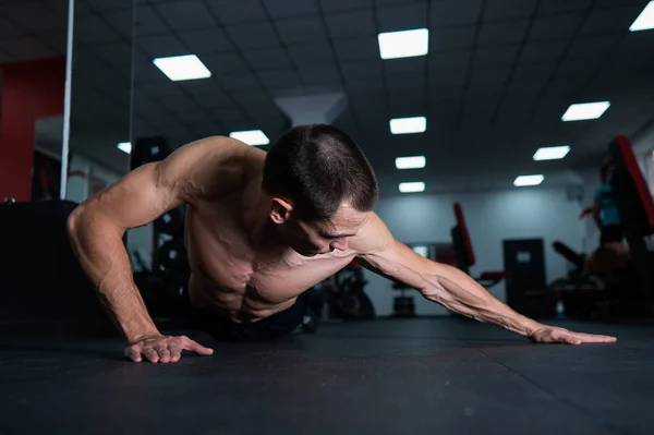 Homme Torse Musclé Faisant Des Pompes Dans Salle Gym — Photo