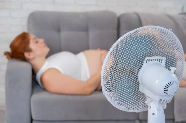 Mujer Embarazada Sufre Calor Encuentra Sofá Cerca Del Ventilador Eléctrico — Foto de Stock