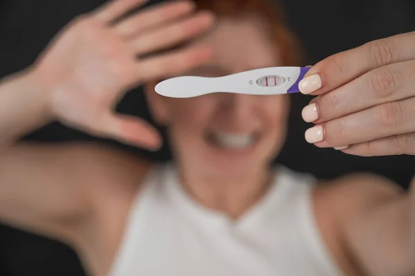 Siyah Arka Plan Üzerinde Pozitif Hızlı Hamilelik Testi Yapan Üzgün — Stok fotoğraf
