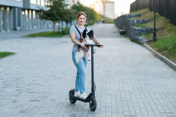 Une Femme Conduit Scooter Électrique Avec Chien Dans Sac Dos — Photo